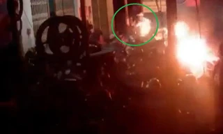 Đang ngồi ăn trên vỉa hè ở Đắk Nông bất ngờ bị ném 'bom xăng'