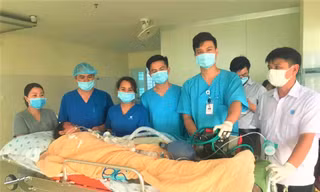 Vụ người dân xúm lại giải cứu người phụ nữ bị cây đè: Điều xe cứu thương đón bệnh nhân xuống TPHCM