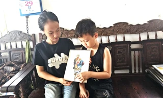 Bé trai 10 tuổi vẽ tranh về sư Thích Minh Tuệ thu hút người xem