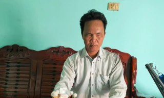 Người đàn ông khiếm thị liên tục vẫy tay vẫn bị xe buýt phớt lờ