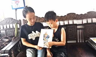 Bé trai 10 tuổi vẽ tranh về sư Thích Minh Tuệ thu hút người xem