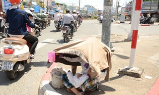 Thêm vụ 'cái bang' hành xác em bé giữa trời nắng