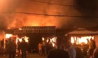 Cháy lớn làm nhiều kiốt tại chợ Phước Long bị thiêu rụi