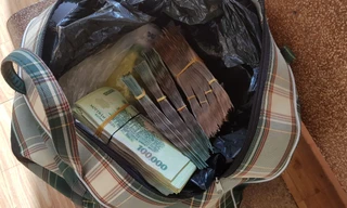 Bản tin 8H: Thấy túi tiền trước cửa, chủ quán cơm trình báo công an