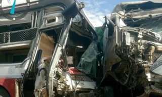 Xe container lấn làn đâm trực diện xe khách, 4 người thương vong