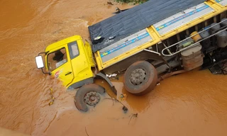 Xe tải lao xuống suối, tài xế may mắn thoát chết