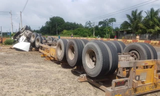 Container lật ngửa, tài xế được cứu trong tình trạng nguy kịch