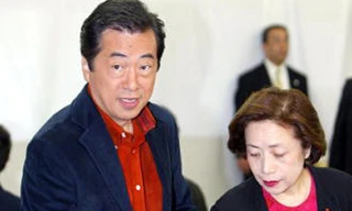 Đệ nhất phu nhân Nhật Bản Nobuko Kan và Phu quân trong một cuộc bỏ phiếu