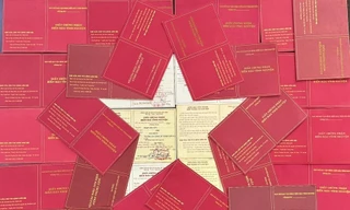 Chiến sĩ cảnh sát tạo trend "vẽ" cờ Tổ quốc bằng giấy chứng nhận hiến máu