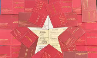 Chiến sĩ cảnh sát tạo trend "vẽ" cờ Tổ quốc bằng giấy chứng nhận hiến máu