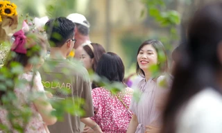 Hà Nội dịu nhẹ, người dân nô nức check-in trong ngày 30/4