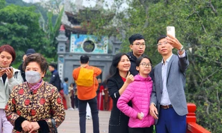 Người dân Hà Nội nô nức đi lễ tân xuân cầu an ngày mùng 1 Tết