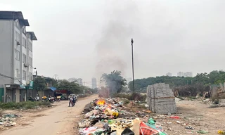 Dân 'kêu trời' vì đường xuống cấp, rác bủa vây nhiều năm giữa Thủ đô