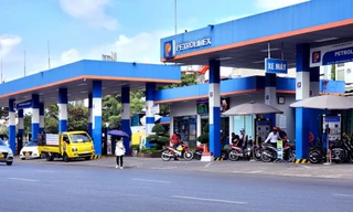 Hết cảnh rồng rắn xếp hàng, người Hà Nội chỉ mất 3 phút đổ đầy bình xăng