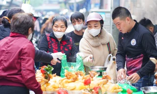 Chen chân ở 'chợ nhà giàu' Hà Nội từ sáng sớm 30 Tết