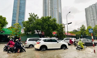 Hà Nội mưa lớn không ngớt, người dân lội nước đi làm