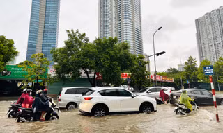 Hà Nội mưa lớn không ngớt, người dân lội nước đi làm