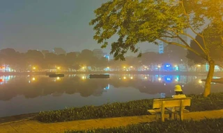 Hà Nội mờ ảo trong đêm sương