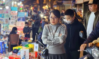 'Phố đồ chơi' ở Hà Nội tấp nập khách tới tận khuya mùng 3 Tết