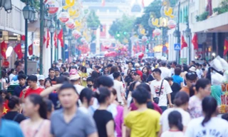 Người dân Hà Thành nô nức xuống phố chơi lễ 1/5