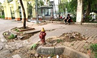 Vỉa hè công viên Thống Nhất bị hoang hoá xuống cấp nghiêm trọng