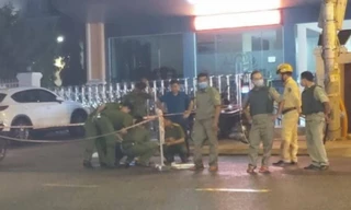 HÌNH SỰ: Bất ngờ bị 11 người cầm hung khí lao vào đập phá nhà