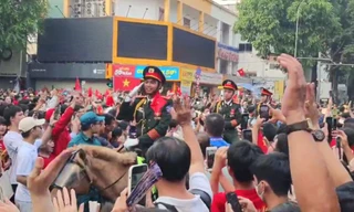 Người dân đứng kín bên đường chào đón các chiến sĩ diễu binh, diễu hành sáng 30/4