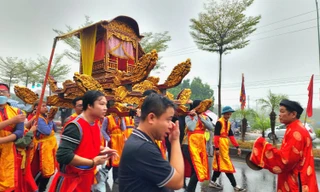 Hàng nghìn người dân dự lễ rước ở hội Lim giữa trời mưa rét