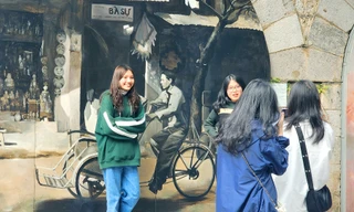 Được 'thay áo mới', phố bích họa Phùng Hưng đông vui ngày cuối tuần 