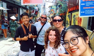 Bạn trẻ làm hướng dẫn viên miễn phí, đưa khách Tây ăn bún chả, lang thang phố cổ Hà Nội