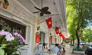 Nhiều gia đình ở TPHCM ‘chơi lớn’ thuê khách sạn xem diễu binh, diễu hành lễ 30/4