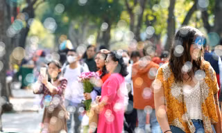 Nắng ấm, hồ Hoàn Kiếm đông nghịt người chiều mùng 3 Tết