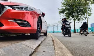 Ô tô 'chễm chệ' trên vỉa hè giữa cao điểm dẹp loạn