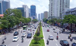 Mưa giảm dần, người dân Thủ đô đón cuối tuần nắng đẹp 