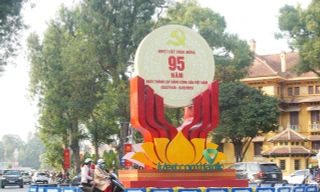 Phố phường Hà Nội trang hoàng rực rỡ chào mừng ngày thành lập Đảng