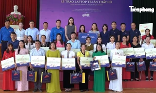 Hành trình cùng Danisa mang máy tính tiếp động lực cho người 'cõng chữ lên non'