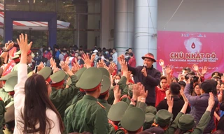 Khoảnh khắc NSND Xuân Bắc ‘tiếp lửa’ cho tình nguyện viên tại Chủ Nhật Đỏ lần thứ 17 - năm 2025