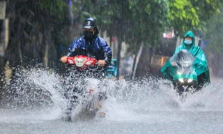 Hà Nội nắng gắt, chuyển mưa lớn giải nhiệt từ giữa tuần