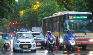 Bão số 2 di chuyển nhanh theo hướng Tây Tây Bắc, gió giật cấp 10