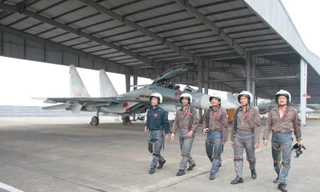 Chuẩn bị lên máy bay xuất kích