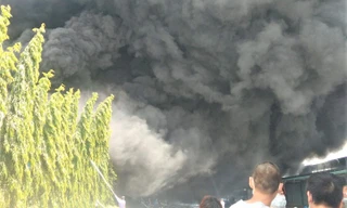 Lửa bao trùm công ty sản xuất ‘3 tại chỗ’ ở Bình Dương, nhiều công nhân ngất xỉu