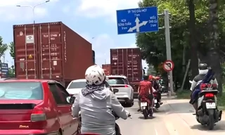 Bình Dương hết cảnh xe container ép xe máy lên lề đường