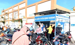 Công nhân xếp hàng xin việc, lương từ 6-12 triệu đồng/tháng 