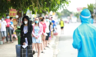 Dân ở 'vùng đỏ' Bình Dương xếp hàng dài xét nghiệm, ai né bị cưỡng chế tận nhà