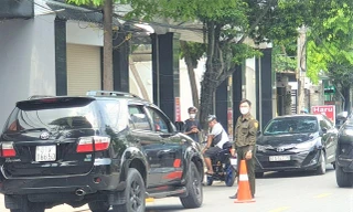 Ô tô ‘điên’ tông liên hoàn các phương tiện và biển báo rồi bỏ chạy