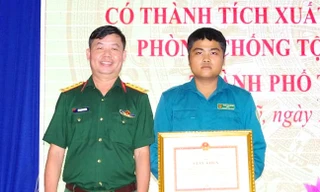 Khen thưởng chiến sĩ trẻ tóm gọn tên cướp giật