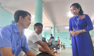 Ngồi chưa ấm ghế đã xong thủ tục: Người dân ngỡ ngàng vì cách làm việc mới