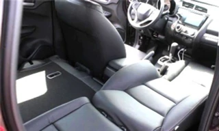 Tài xế phát hiện người đàn ông lạ chết bất thường trong ô tô của mình