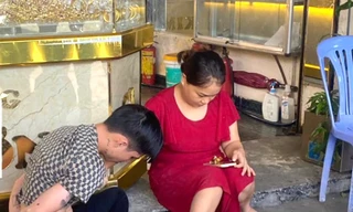 Người dân vây bắt một thanh niên cướp tiệm vàng ở Bình Dương