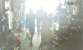 Nhóm côn đồ kề mã tấu vào cổ chủ nhà, phá tài sản vì 'dám' nhắc nhở tiếng nẹt pô 